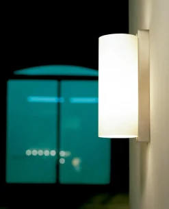 Metallische Wandlampe von Miguel Milá