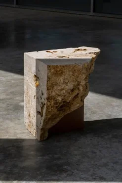 Meulière Beistelltisch aus Stein von Frédéric Saulou