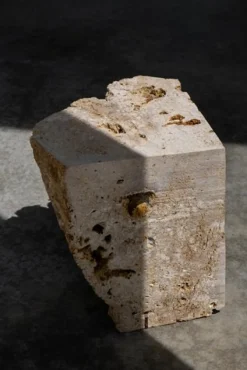 Meulière Beistelltisch aus Stein von Frédéric Saulou
