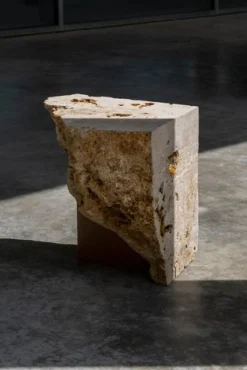 Meulière Beistelltisch aus Stein von Frédéric Saulou