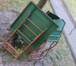 Mid-Century Gartentisch & Stühle aus lackiertem Eisen im Used-Look, 3 . Set