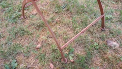 Mid-Century Gartentisch & Stühle aus lackiertem Eisen im Used-Look, 3 . Set