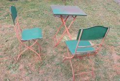 Mid-Century Gartentisch & Stühle aus lackiertem Eisen im Used-Look, 3 . Set