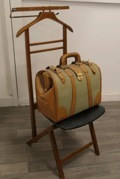 Mid-Century Gentleman's Dienersessel aus Buche & Vinyl von Breveitato, 1950