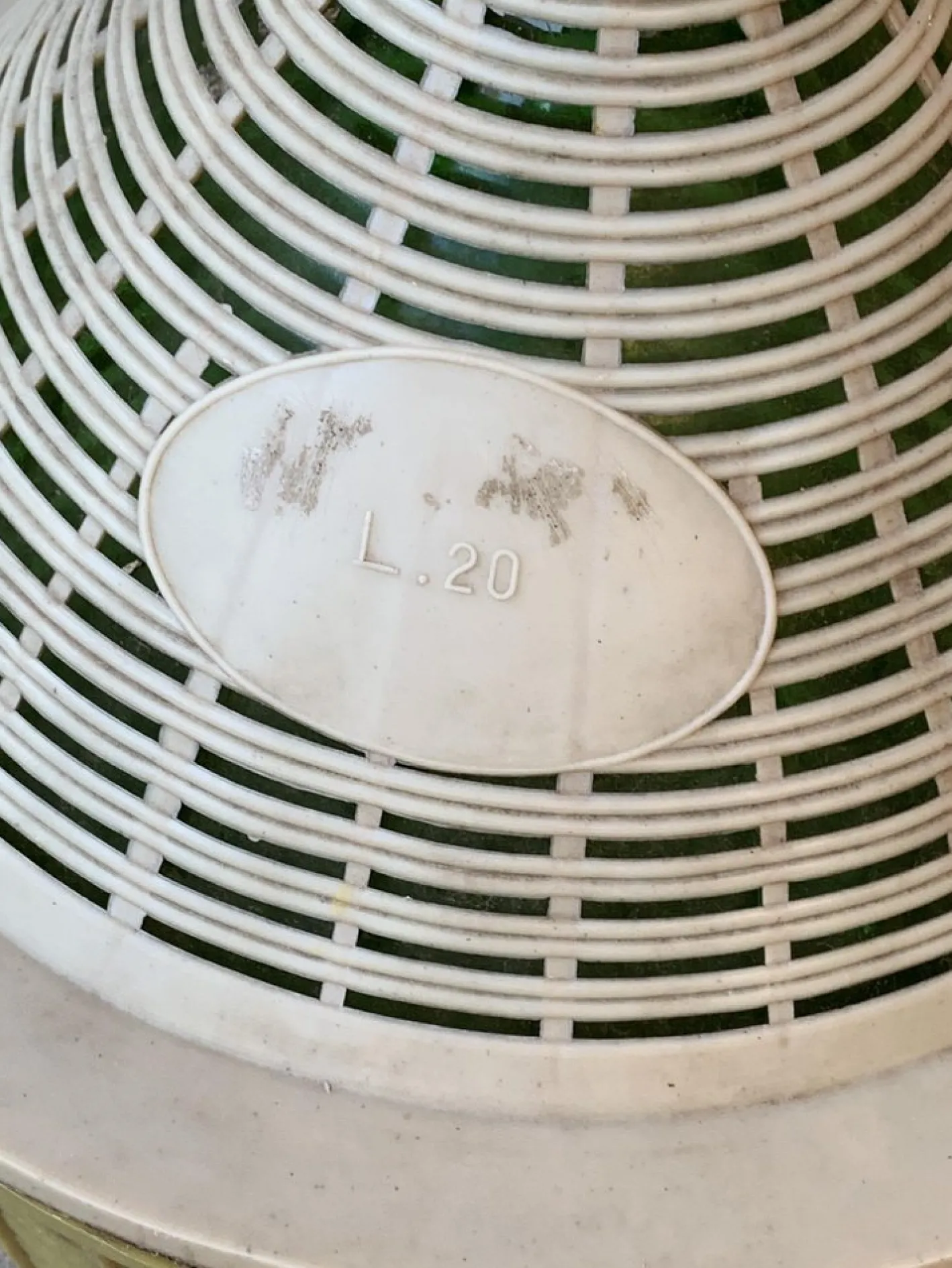 Mid-Century Glasballon im Korb aus Kunststoff