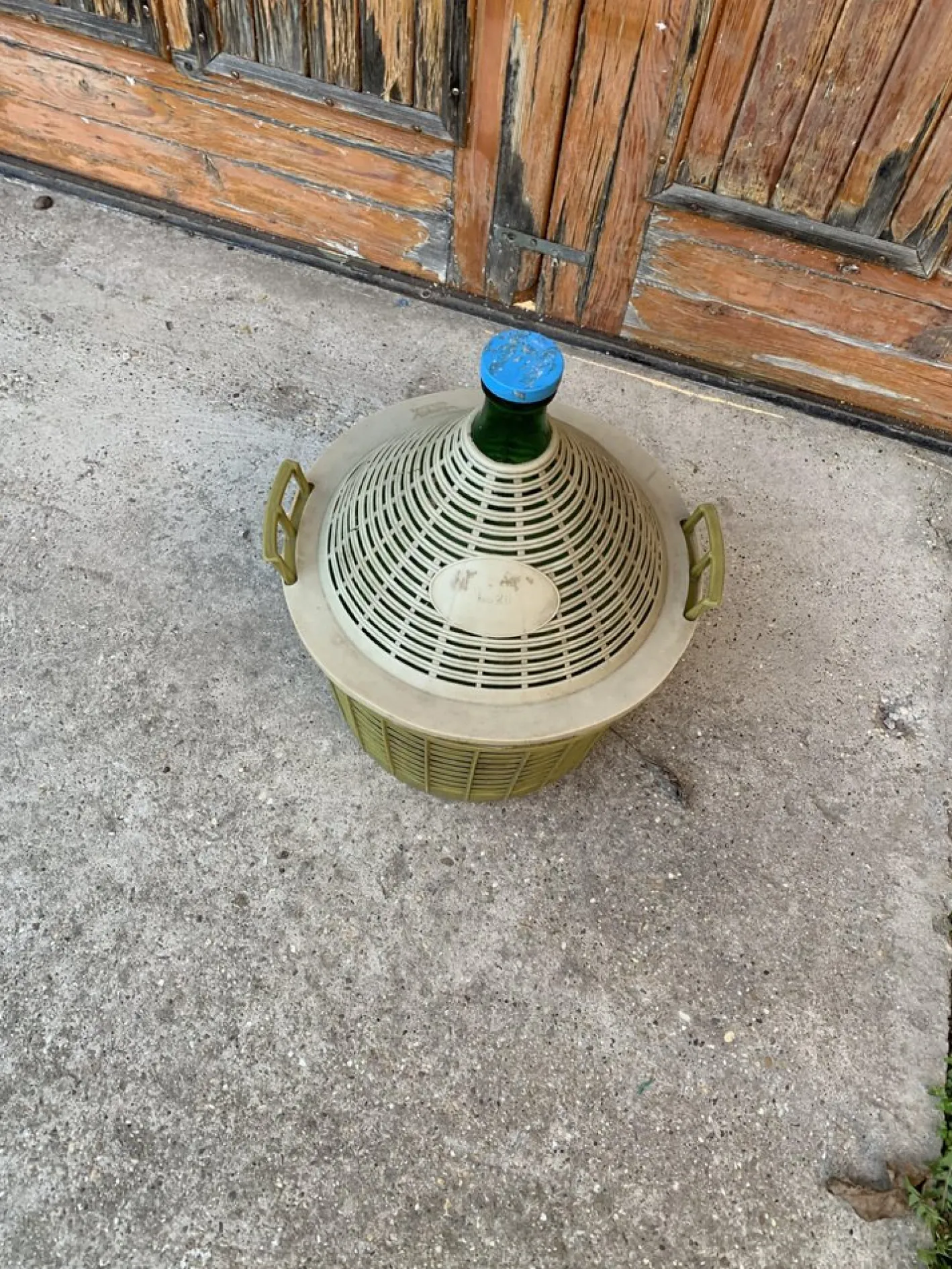 Mid-Century Glasballon im Korb aus Kunststoff