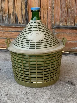 Mid-Century Glasballon im Korb aus Kunststoff