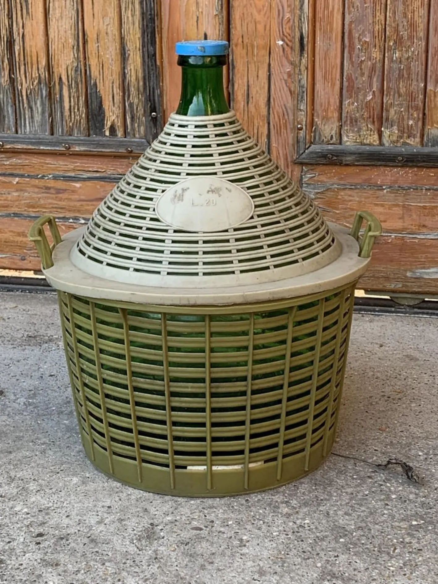 Mid-Century Glasballon im Korb aus Kunststoff