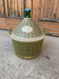 Mid-Century Glasballon im Korb aus Kunststoff