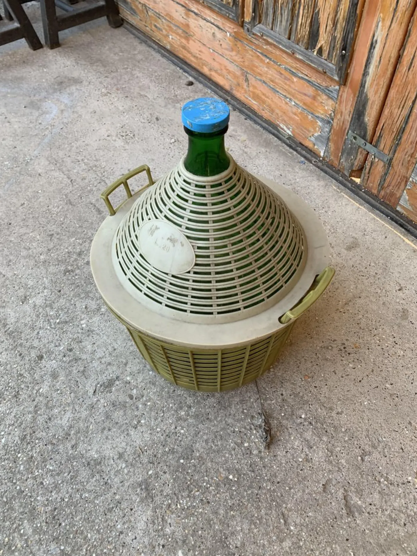 Mid-Century Glasballon im Korb aus Kunststoff