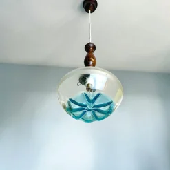 Mid-Century Modern Agua Blue Art Glas Hängelampe aus Teak, 1960er