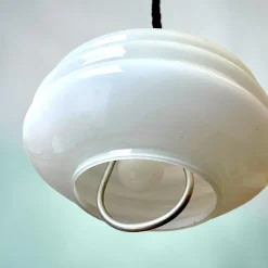 Mid-Century Modern Hängelampe aus weißem Glas, 1970er