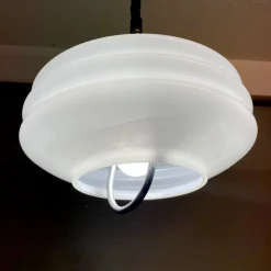 Mid-Century Modern Hängelampe aus weißem Glas, 1970er
