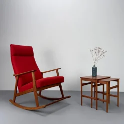 Mid-Century Modern Teak Schaukelstuhl mit rostroter Wolle, 1960er