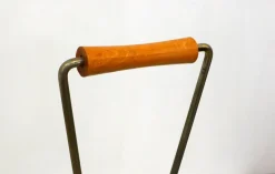 Mid-Century Modern Zeitschriftenständer aus Vergoldetem Metall & Holzgriff, 1950er