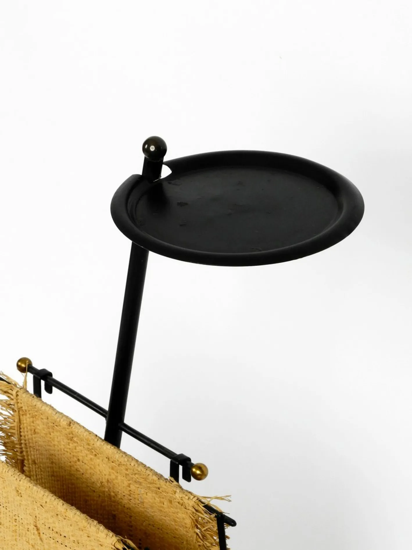 Mid-Century Modern Zeitungsständer mit schwerem Metallregal
