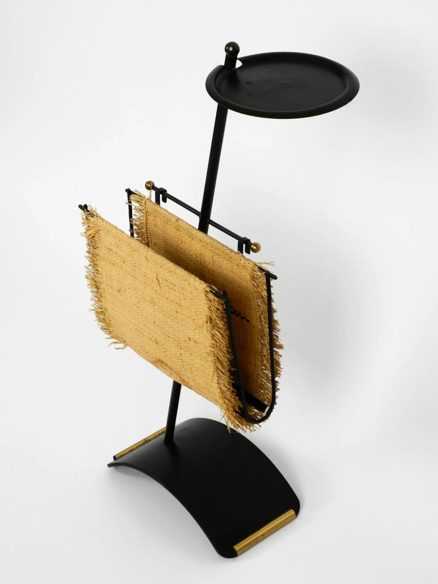 Mid-Century Modern Zeitungsständer mit schwerem Metallregal