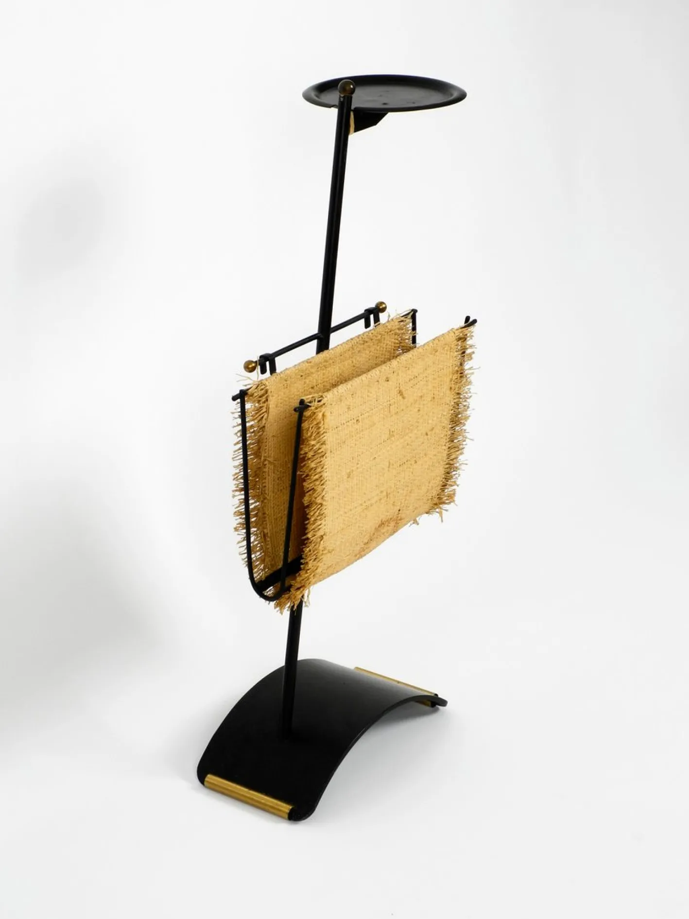 Mid-Century Modern Zeitungsständer mit schwerem Metallregal