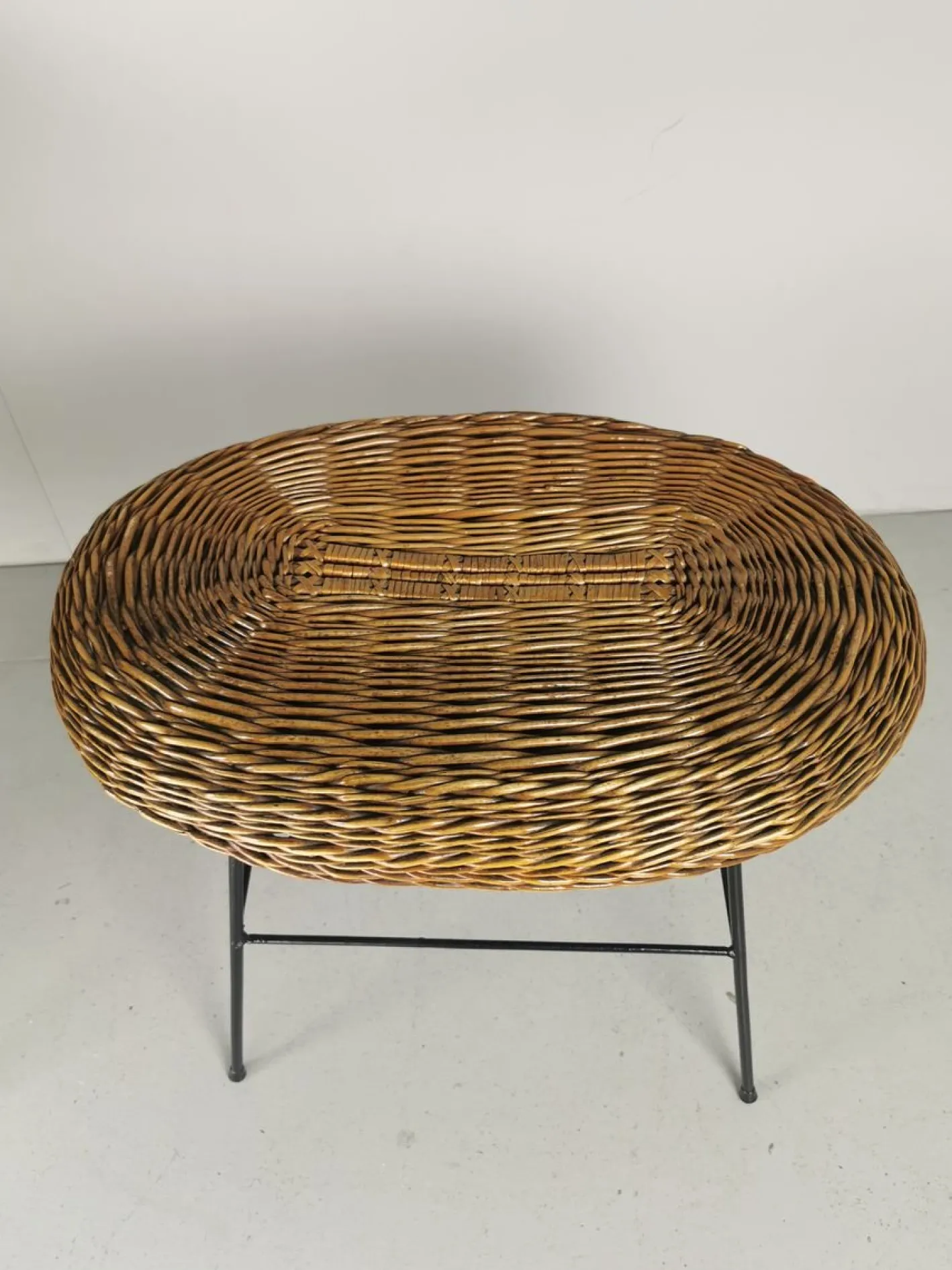 Mid-Century Rattan Armlehnstuhl und Pouf, 2er Set