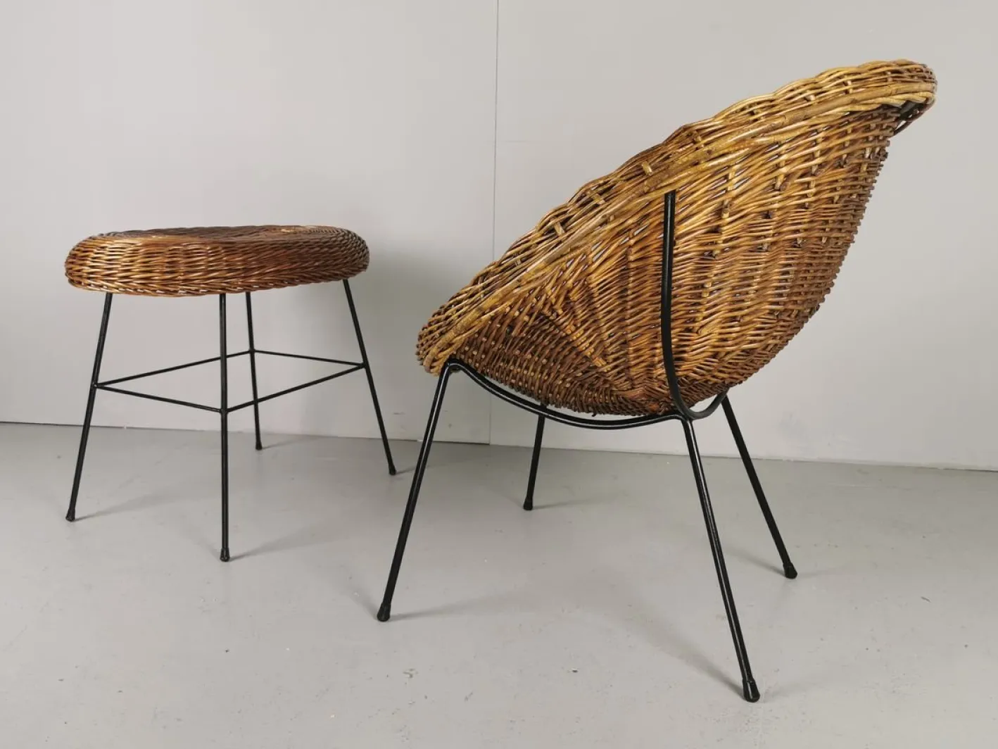 Mid-Century Rattan Armlehnstuhl und Pouf, 2er Set