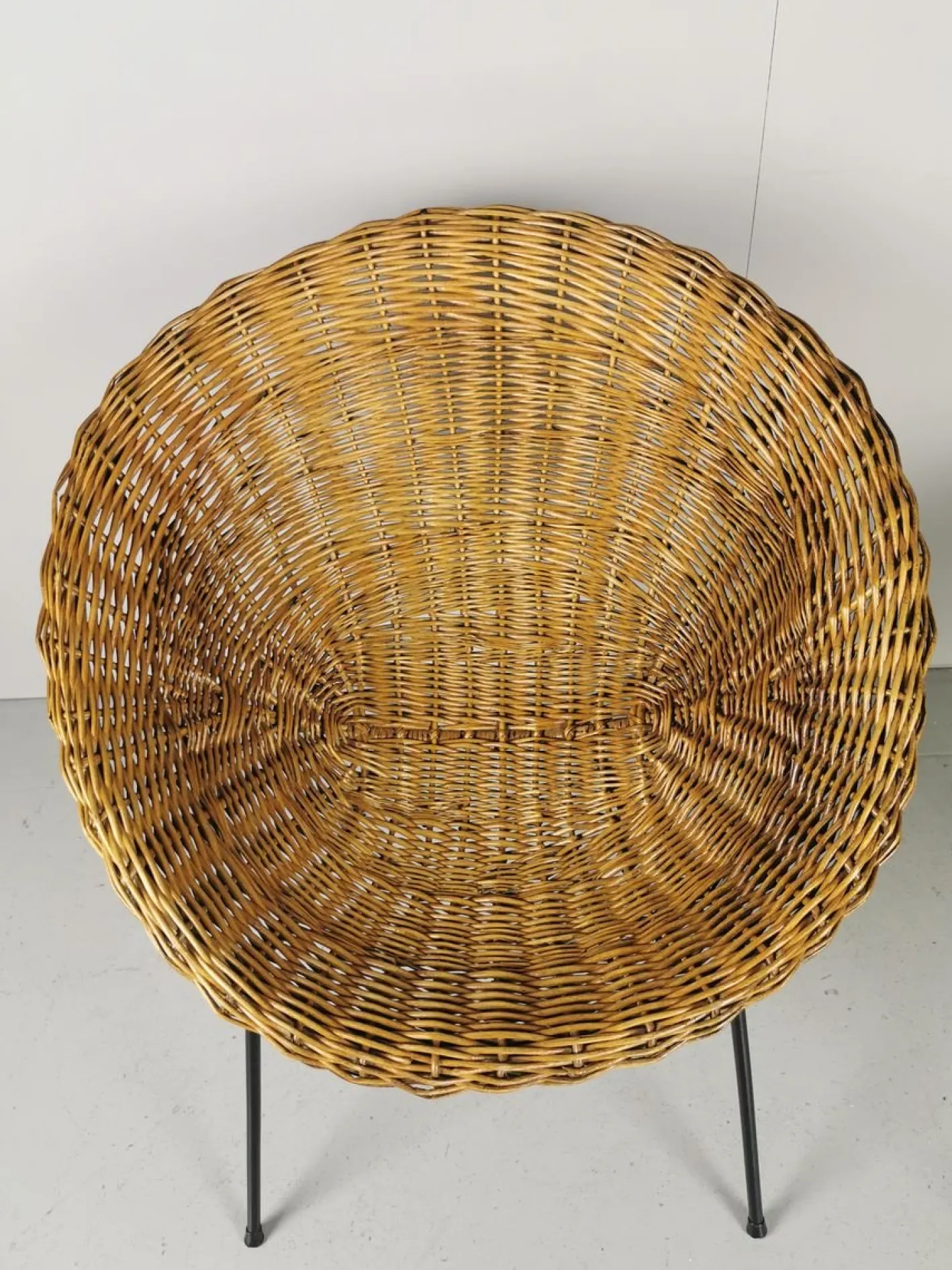 Mid-Century Rattan Armlehnstuhl und Pouf, 2er Set