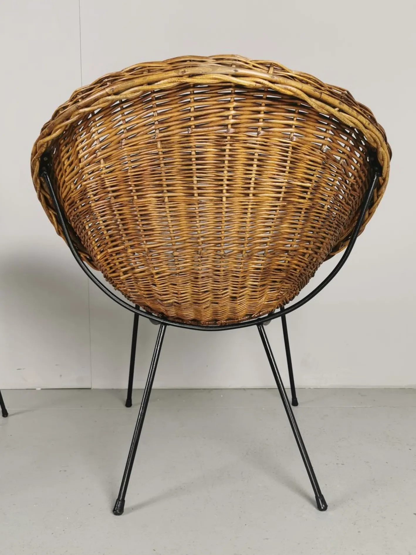 Mid-Century Rattan Armlehnstuhl und Pouf, 2er Set