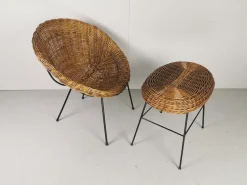 Mid-Century Rattan Armlehnstuhl und Pouf, 2er Set