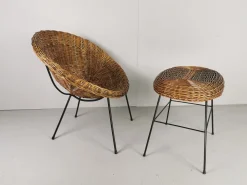 Mid-Century Rattan Armlehnstuhl und Pouf, 2er Set