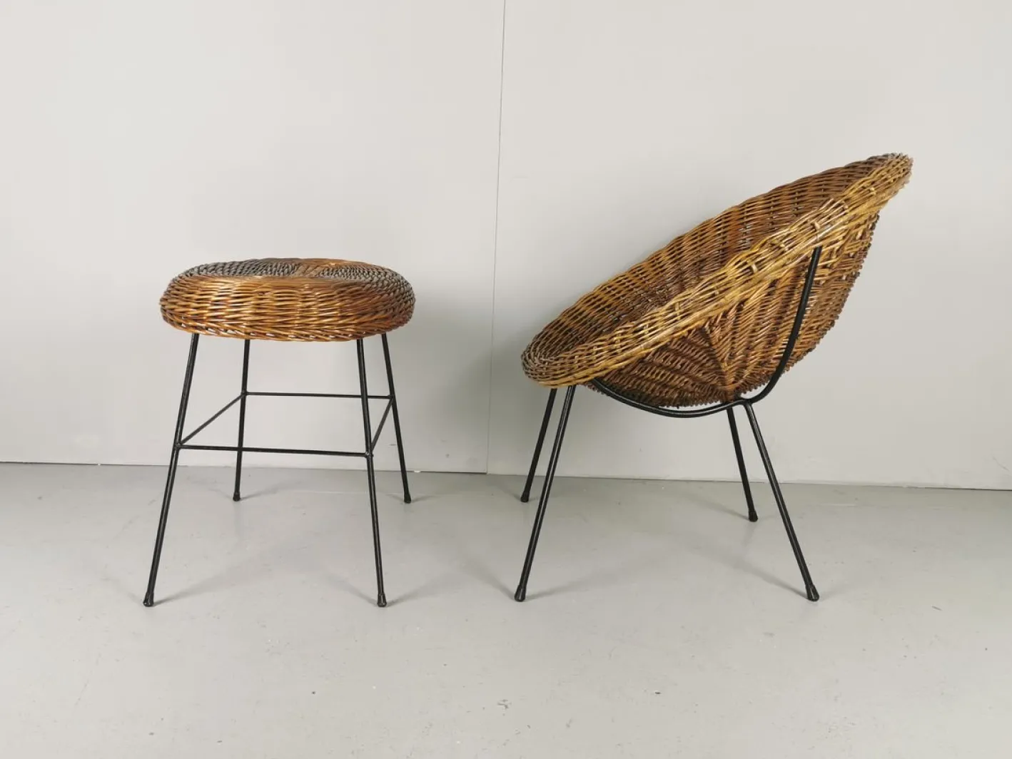 Mid-Century Rattan Armlehnstuhl und Pouf, 2er Set
