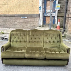 Mid-Century 3-Sitzer Sofa aus grünem Samt & Holz, 1960er