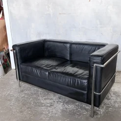 Mid-Century 2-Sitzer Sofa aus schwarzem Leder & Chrom von Le Corbusier