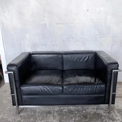 Mid-Century 2-Sitzer Sofa aus schwarzem Leder & Chrom von Le Corbusier
