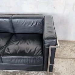 Mid-Century 2-Sitzer Sofa aus schwarzem Leder & Chrom von Le Corbusier