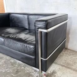 Mid-Century 2-Sitzer Sofa aus schwarzem Leder & Chrom von Le Corbusier