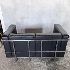 Mid-Century 2-Sitzer Sofa aus schwarzem Leder & Chrom von Le Corbusier