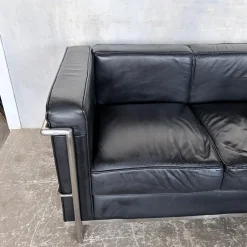 Mid-Century 2-Sitzer Sofa aus schwarzem Leder & Chrom von Le Corbusier