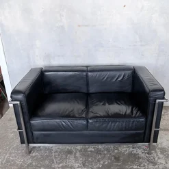 Mid-Century 2-Sitzer Sofa aus schwarzem Leder & Chrom von Le Corbusier