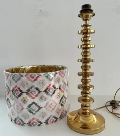 Mid-Century Tischlampe aus Messing mit Ikat Schirm, 1970er