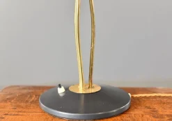 Mid-Century Tischlampe aus Messing von Hala, 1950er