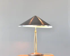 Mid-Century Tischlampe aus Messing von Hala, 1950er