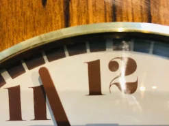 Mid-Century Wanduhr aus Messing & Resopal von JAZ, 1970er