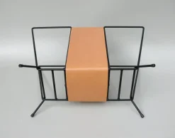 Mid-Century Zeitschriftenständer aus schwarz lackiertem Stahl String & hellem Leder im Stil von Jacques Adnet, 1960er