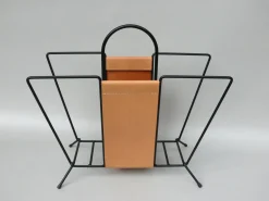 Mid-Century Zeitschriftenständer aus schwarz lackiertem Stahl String & hellem Leder im Stil von Jacques Adnet, 1960er