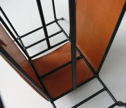 Mid-Century Zeitschriftenständer aus schwarz lackiertem Stahl String & hellem Leder im Stil von Jacques Adnet, 1960er