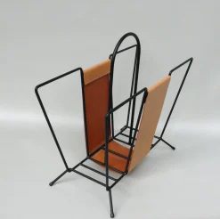 Mid-Century Zeitschriftenständer aus schwarz lackiertem Stahl String & hellem Leder im Stil von Jacques Adnet, 1960er