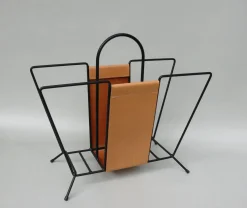 Mid-Century Zeitschriftenständer aus schwarz lackiertem Stahl String & hellem Leder im Stil von Jacques Adnet, 1960er