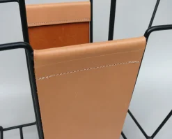 Mid-Century Zeitschriftenständer aus schwarz lackiertem Stahl String & hellem Leder im Stil von Jacques Adnet, 1960er