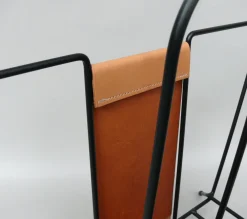 Mid-Century Zeitschriftenständer aus schwarz lackiertem Stahl String & hellem Leder im Stil von Jacques Adnet, 1960er