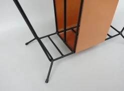 Mid-Century Zeitschriftenständer aus schwarz lackiertem Stahl String & hellem Leder im Stil von Jacques Adnet, 1960er