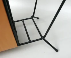 Mid-Century Zeitschriftenständer aus schwarz lackiertem Stahl String & hellem Leder im Stil von Jacques Adnet, 1960er